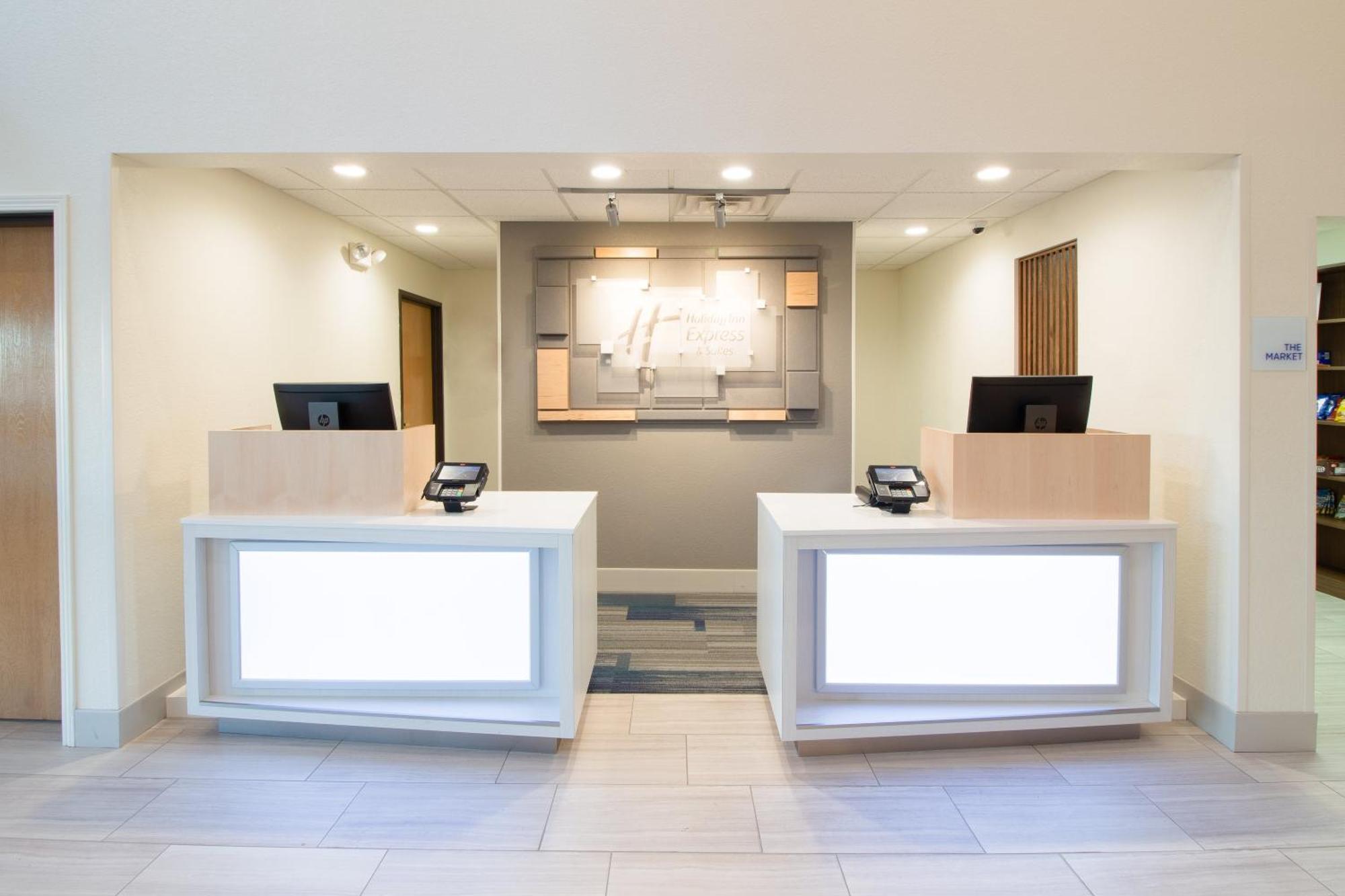 Holiday Inn Express & Suites - Worthington By Ihg Exterior foto